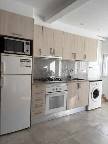 A kitchen or kitchenette at Villa Montserrat