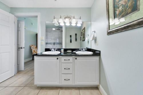 Kuchyň nebo kuchyňský kout v ubytování Calypso 1206 West Direct Gulf Front Custom Walk In Shower