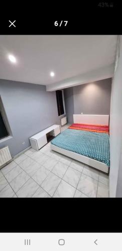 une chambre avec deux lits dans une pièce dans l'établissement CityCarvin, à Carvin