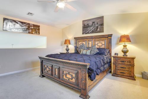 ein Schlafzimmer mit einem großen Holzbett und zwei Lampen in der Unterkunft Resort Pool and Spa Access Mesquite Condo! in Mesquite