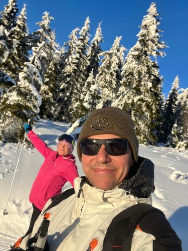 a man and a woman on skis in the snow at Villa Elise Park Pension in Stronie Śląskie