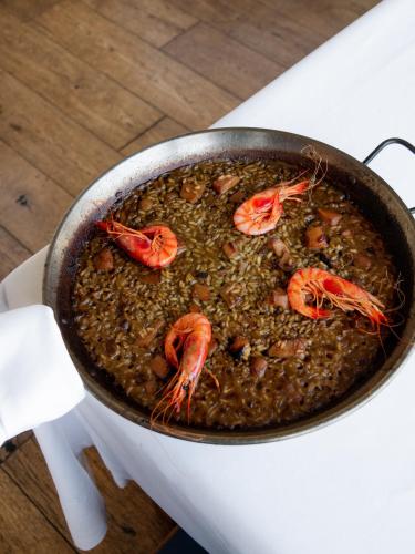 a pan of food with shrimp on top of a table at Hostal Empúries in L'Escala