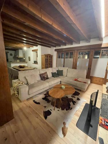 una sala de estar con un sofá y una mesa en Apartamento Duplex en Arties, en Arties