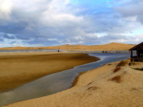 einen Strand mit einem Haus und einem Körper aus Wasser in der Unterkunft Lo De Ro in Barra de Valizas