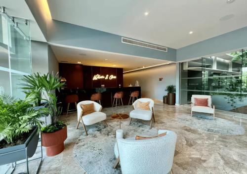 Ruang duduk di Luxury 1BR Condo Prime Location