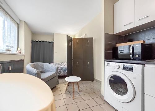 une cuisine avec une machine à laver dans une pièce dans l'établissement Studio Cosy & Central à Épinal, à Épinal