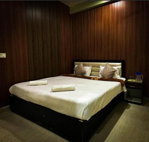 Postel nebo postele na pokoji v ubytování Moksh Ganga