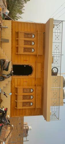 Un conjunto de armarios de madera en una habitación. en Laxmi Vilas, en Sām