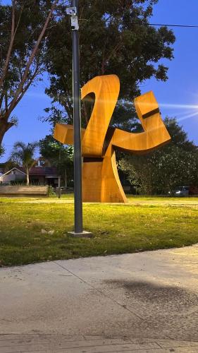 a sculpture in a park next to a street light at Casitas Atlántida in Atlántida