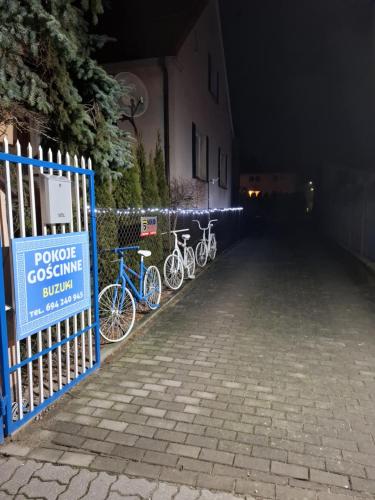 a group of bikes parked next to a fence at Pokoje Goscinne Buzuki in Ciechanów