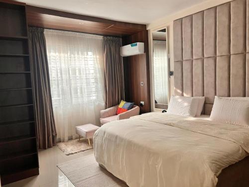 Giường trong phòng chung tại Eden