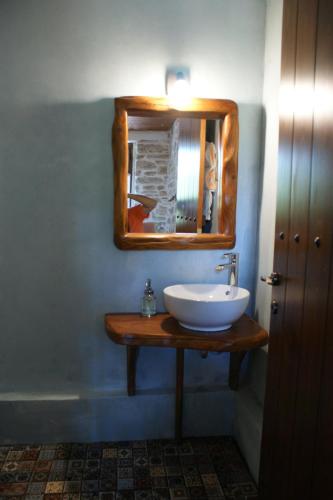 a bathroom with a sink and a mirror at Pelion Kallisti in Pinakátai