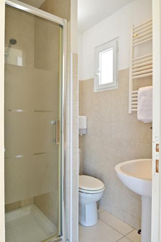 une salle de bain avec une douche, des toilettes et un lavabo dans l'établissement Isula Bianca, à Porticcio
