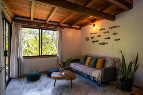 Ein Sitzbereich in der Unterkunft Feeling Trees Jungle Lodge
