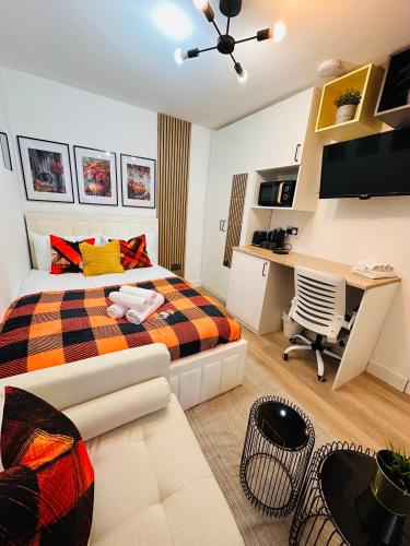 a bedroom with a bed and a desk at R4 - Elegant Private Room with Kitchenette near QE Hospital Harborne in Birmingham