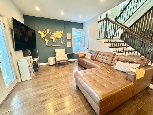 Χώρος καθιστικού στο French Provincial with Grand Piano- Steps from DC