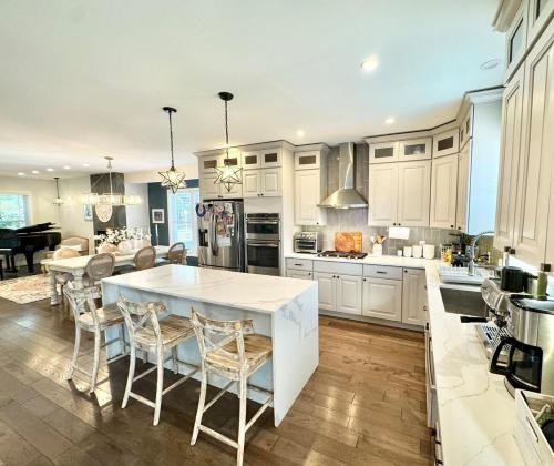 Η κουζίνα ή μικρή κουζίνα στο French Provincial with Grand Piano- Steps from DC
