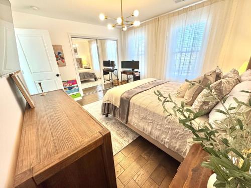 Χώρος καθιστικού στο French Provincial with Grand Piano- Steps from DC