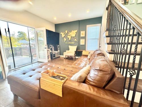 Χώρος καθιστικού στο French Provincial with Grand Piano- Steps from DC