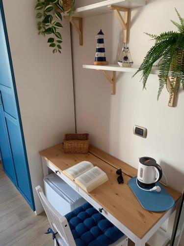 a desk in a room with a blue chair at B&B Casa Prencipe in Mattinata
