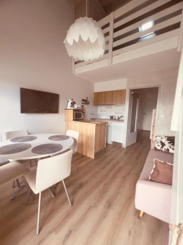 une cuisine et un salon avec une table et un canapé dans l'établissement Plein soleil cosy, aux Angles