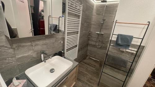 Eben am AchenseeにあるAppartement Mountain Lakeの洗面台とシャワー付きのバスルーム
