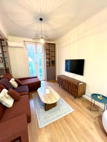 un salon avec un canapé et une table dans l'établissement Au port de Nice Sublime 2 pieces rénové a neuf climatisé, à Nice