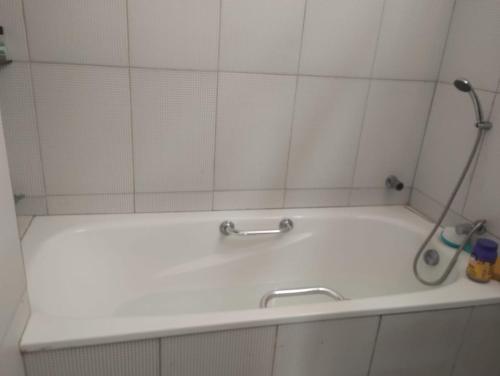 een badkamer met een wastafel en een spiegel bij Casa Mussurunga in Salvador