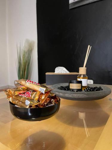 une table avec deux assiettes de nourriture sur une table dans l'établissement Maison agréable Villeneuve saint Georges, à Villeneuve-Saint-Georges
