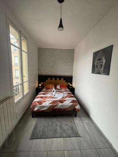 une chambre avec un lit et une grande fenêtre dans l'établissement Maison agréable Villeneuve saint Georges, à Villeneuve-Saint-Georges