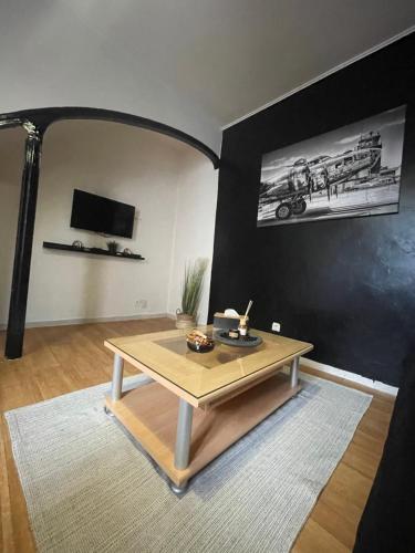 a living room with a table and a tv at Maison agréable Villeneuve saint Georges in Villeneuve-Saint-Georges