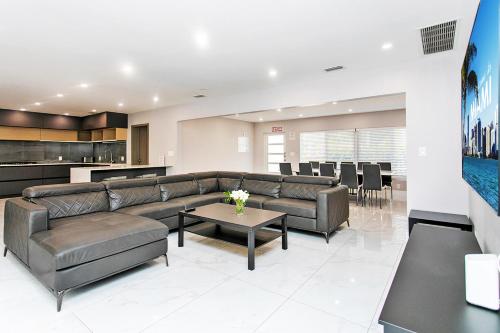 ein Wohnzimmer mit Sofa und Tisch in der Unterkunft Premium Luxury 5BR & 3BA Villa near Hollywood Beach in Hollywood