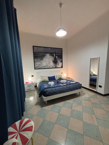 een slaapkamer met een bed en een schilderij aan de muur bij Acciuga in Genua