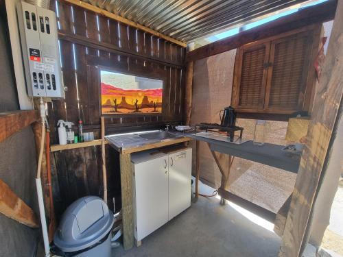 バリーデールにあるCowboy's Hill Private 4x4 Campsiteのキッチン(シンク付)、