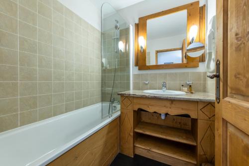 Koupelna v ubytování Appartement 4-5 personnes skis aux pieds piscine intérieure sauna hammam