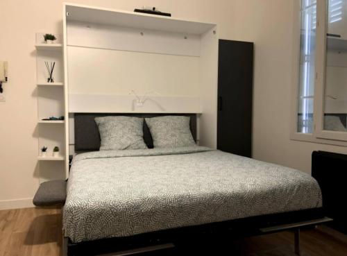 - une chambre avec un grand lit et une tête de lit blanche dans l'établissement La Suite Dream - GURVAND - Confort - Centre Ville, à Rennes