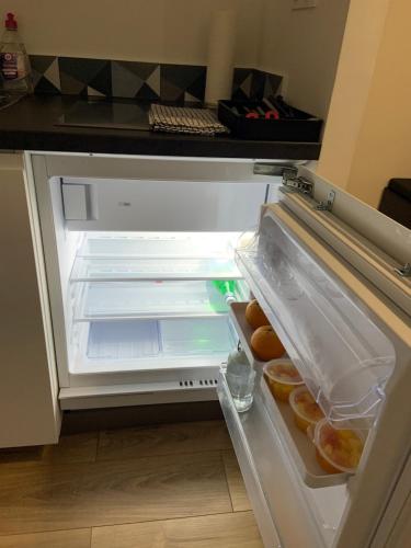 - un réfrigérateur ouvert avec une porte ouverte et de la nourriture à l'intérieur dans l'établissement La Suite Dream - GURVAND - Confort - Centre Ville, à Rennes