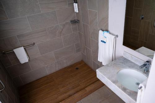 Ένα μπάνιο στο Comfort Inn & Suites Los Cabos