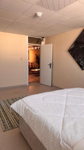 Una cama o camas en una habitación de أستديوهات وشقق بن علي