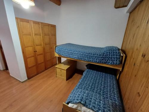 a room with two bunk beds and a closet at Abi in Esquel