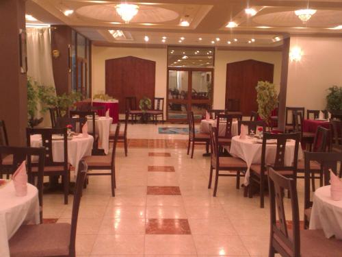 מסעדה או מקום אחר לאכול בו ב-Ajami Hotel Armed Forces Apartments