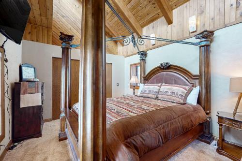 Katil atau katil-katil dalam bilik di Tahoe Treetop Retreat