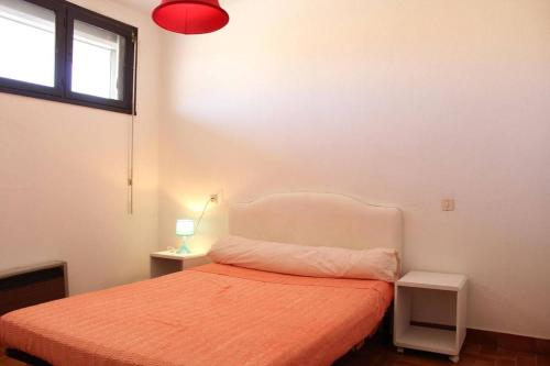 - une chambre avec un lit doté d'une couverture orange et d'une fenêtre dans l'établissement Appartement 2 pièces PORT LA NOUVELLE PN210-036, à Port-la-Nouvelle