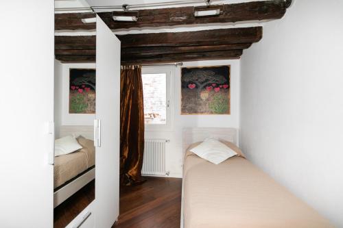 a small bedroom with a bed and a window at San Marco Comfort in Venice