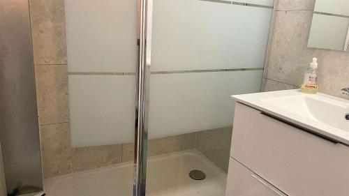 une salle de bain avec douche et lavabo dans l'établissement APPARTEMENT 3 pieces PORT LA NOUVELLE PN340-126, à Port-la-Nouvelle