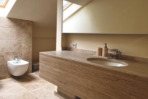a bathroom with a sink and a mirror at Landhaus Meerbusch bei Düsseldorf in Meerbusch