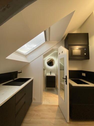 - une cuisine avec un plafond voûté, une fenêtre et un évier dans l'établissement La Suite 5 étoiles 30G rue Général Margueritte, à Rennes