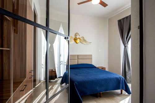 a bedroom with a blue bed and a sliding glass door at Modern loft with luxury amenities in San Miguel in San Miguel de Allende
