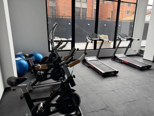 una palestra con tre cyclette in una stanza di Suite de Lujo en Vou 106 a Bogotá