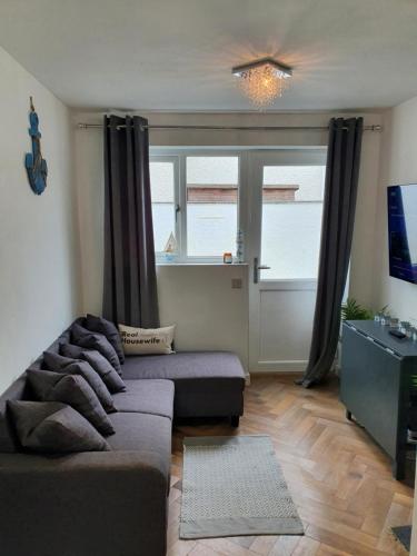 Ruang duduk di The Cove at No 1 Trearddur Road